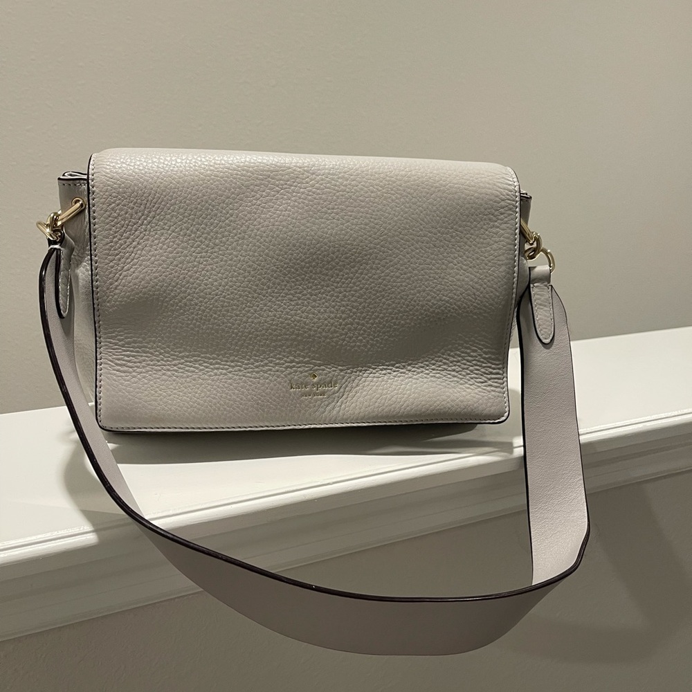 Stylish leather shoulder bag